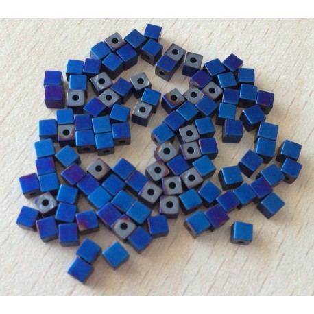 Perle cubique en métal couleur bleu mat 