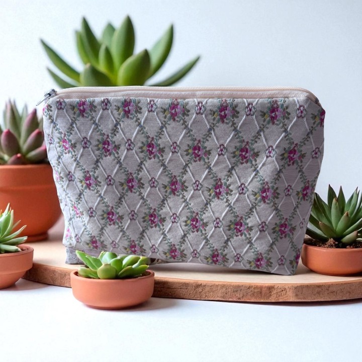 trousse de rangement "brocart" grillage et petites roses