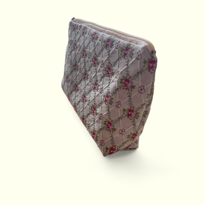 trousse de rangement "brocart" grillage et petites roses