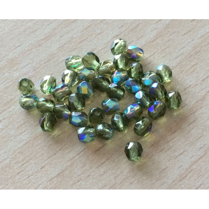 Sachet de perles à multi facettes vert irisées
