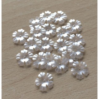 fleur gravée en relief perliane blanc cassée 