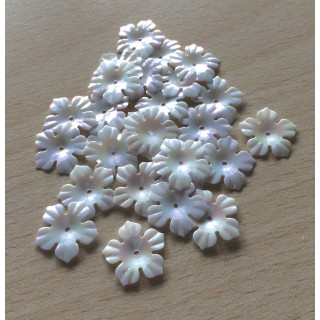 fleur gravée en relief porcelaine blanc cassée 