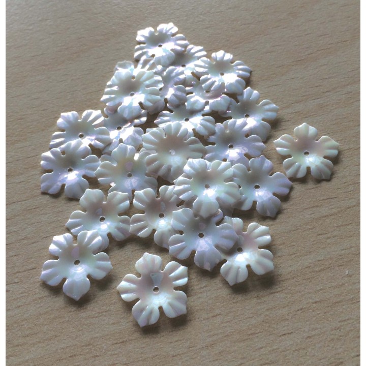 fleur gravée en relief porcelaine blanc cassée 