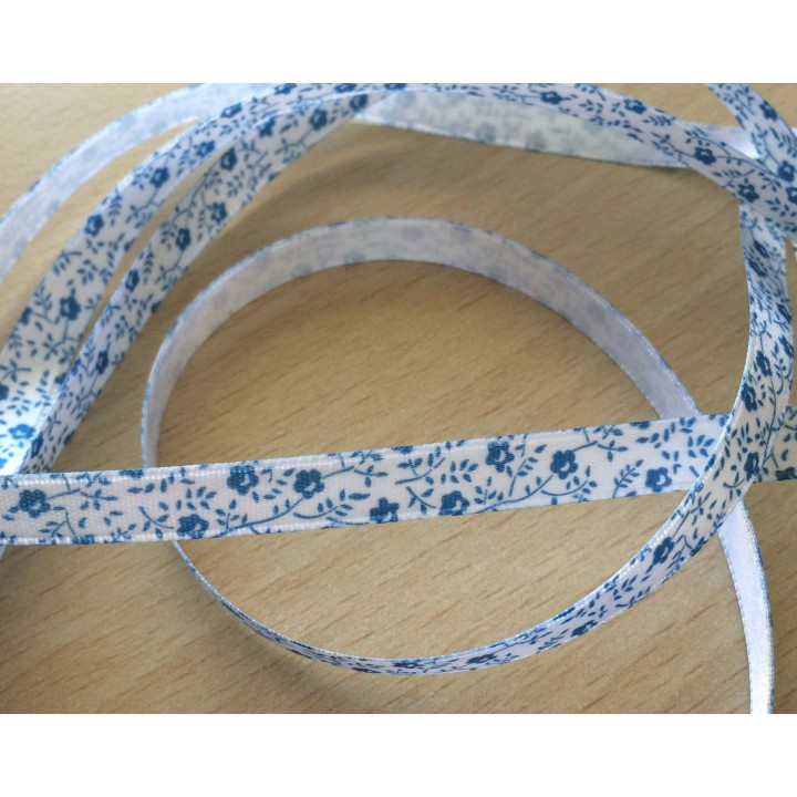 joli ruban satin blanc motif floral bleu 