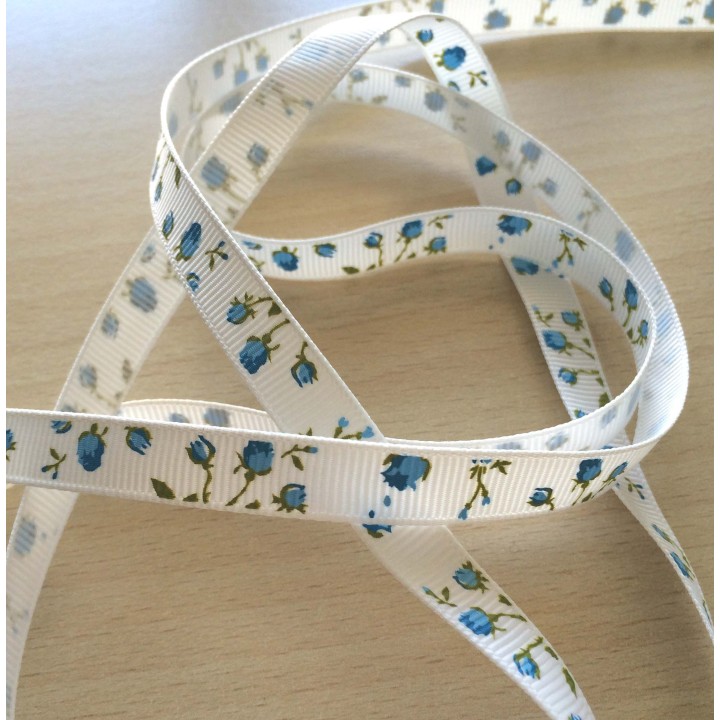 joli ruban gros grain blanc avec motif  floral bleu 