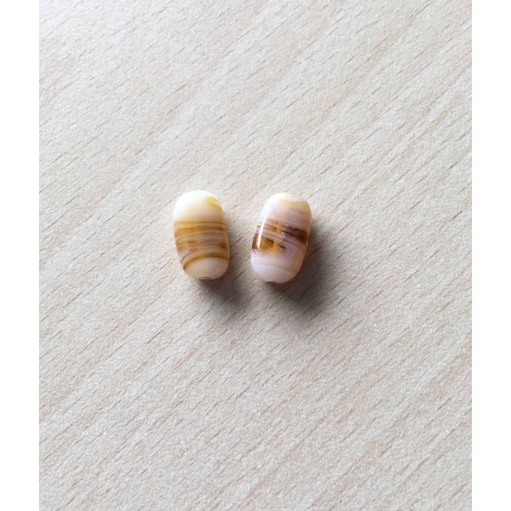 perle artisanale en verre  forme "amande" couleur: ambre 