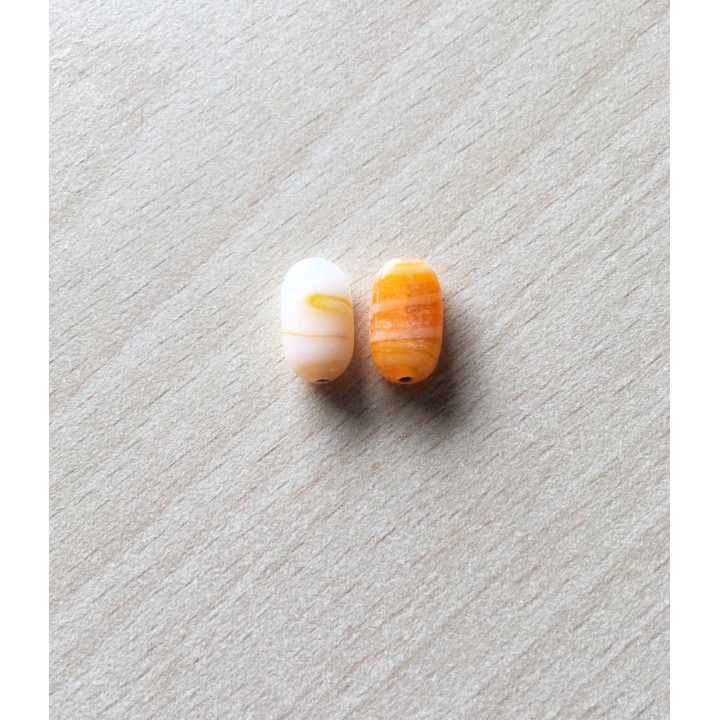 perle artisanale en verre  forme "amande" couleur: ambre 